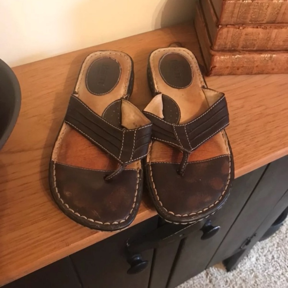SOLD ☀️ Born sandals